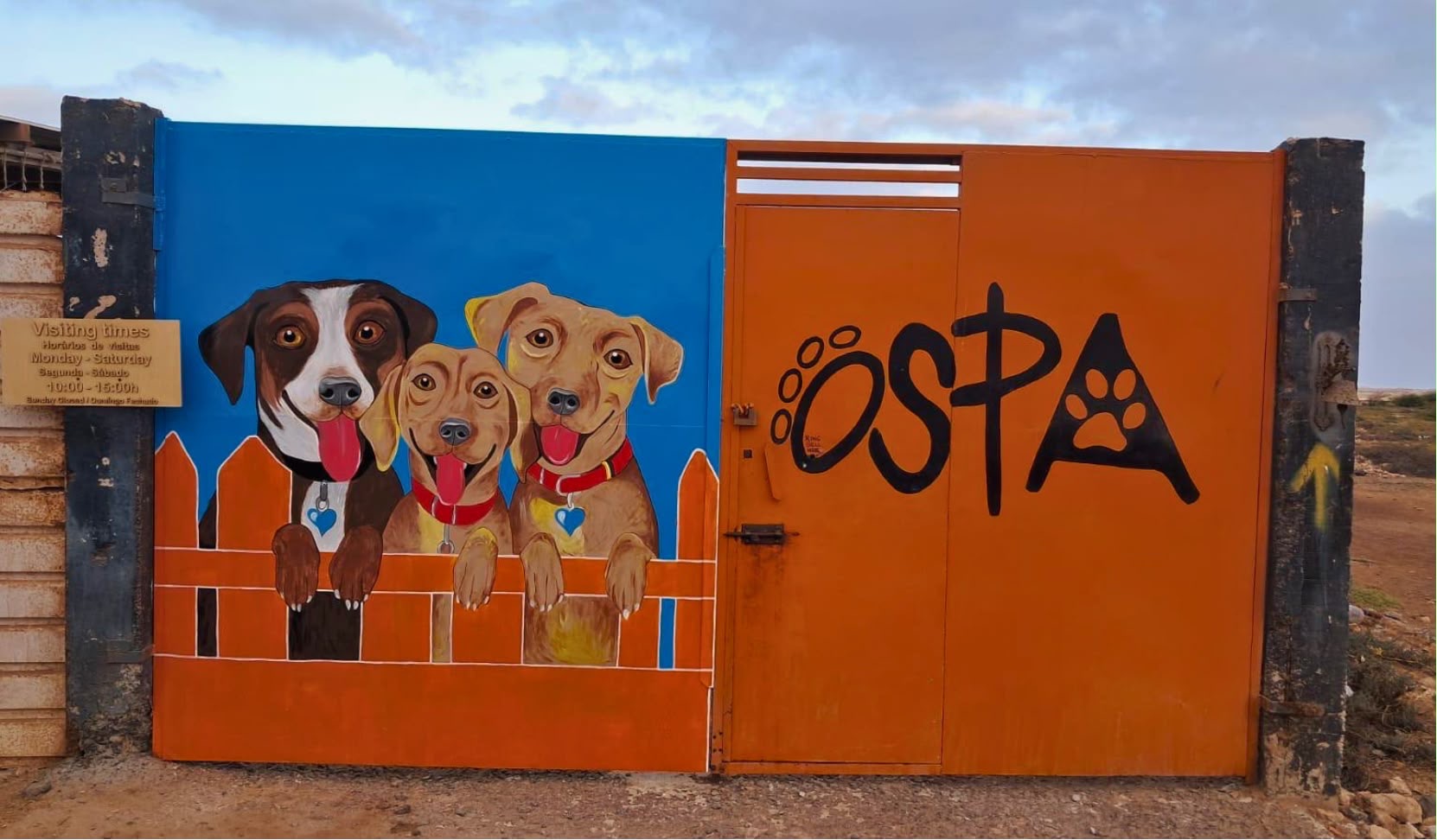 Bemaltes Eingangstor von OSPA mit Logo und Besuchszeiten